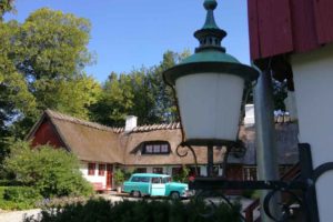 Gårdspladsen med parkering foran BB Albertine