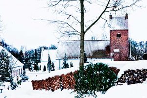 Idyllisk by med snedækket kirke