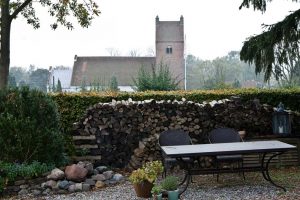 Haven ved BB Albertine har udsigt til kirken